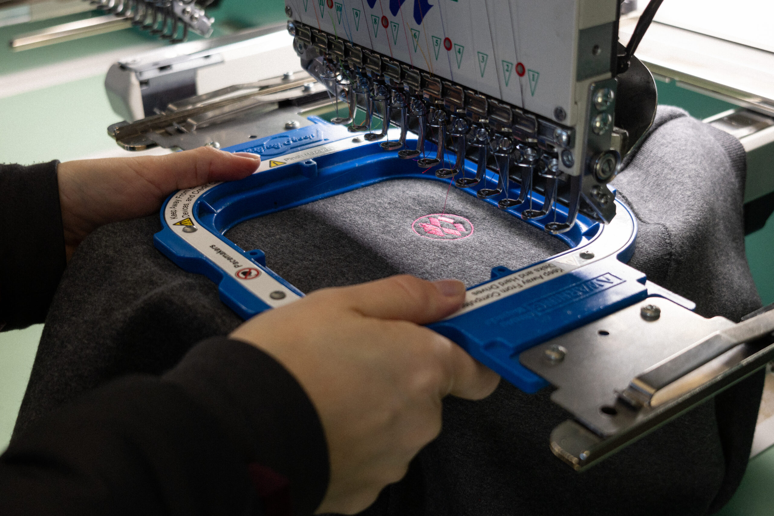 Poste de personnalisation en atelier, article en cours de marquage
