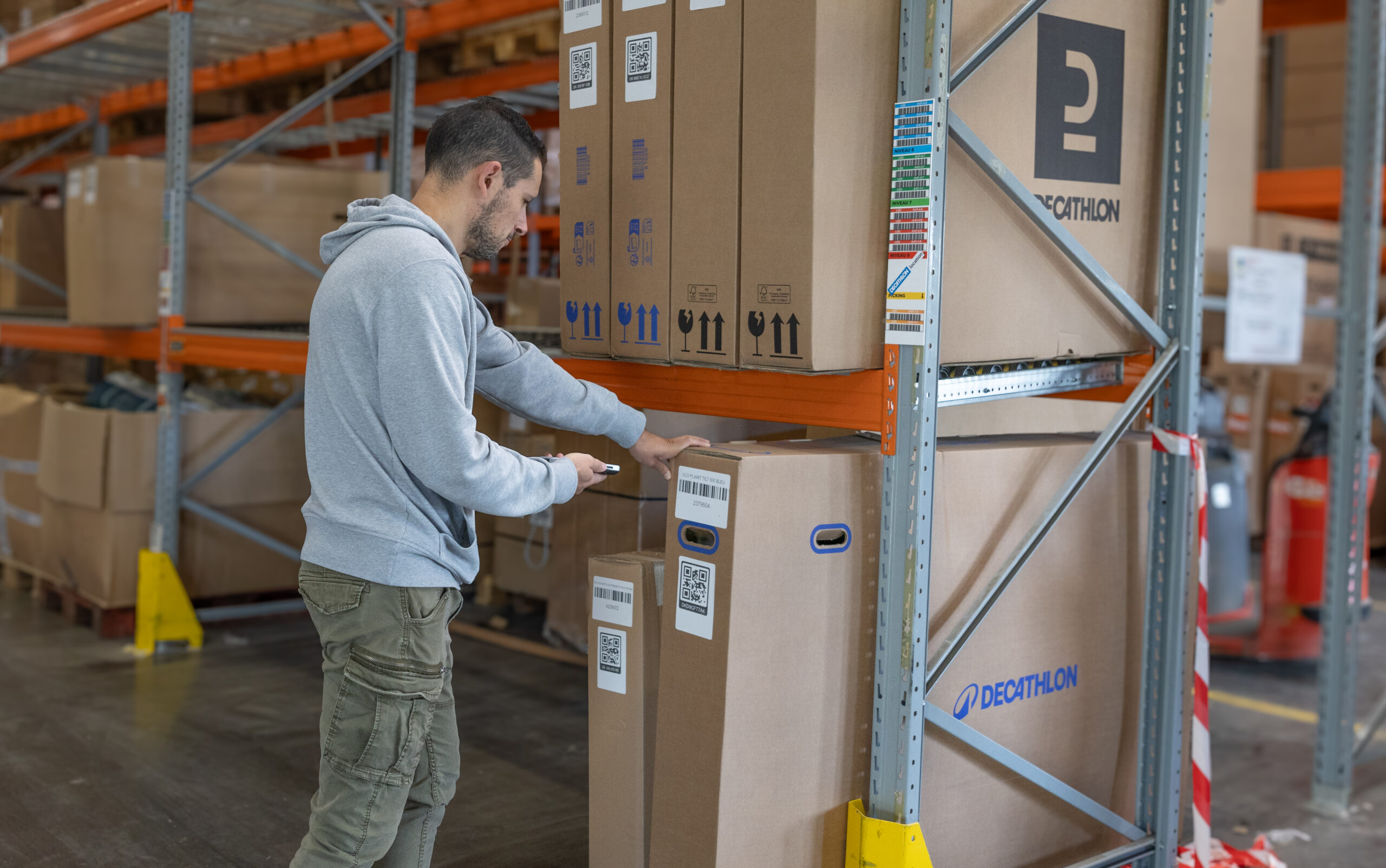 Scan d'un carton à son emplacement de stockage avec le WMS Flowz